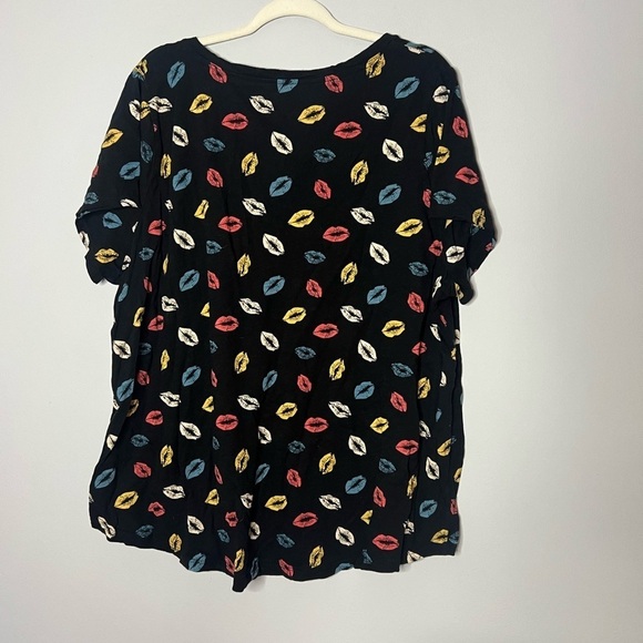 Torrid Classic Fit Stretch Tee Kisses Print V-Neck with Cap Sleeves 4X - Picture 7 of 7